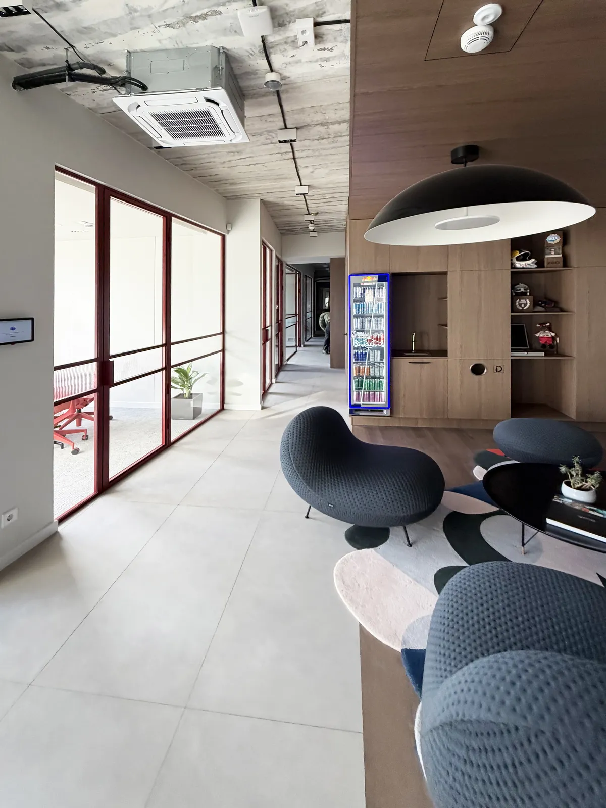 Modernaus biuro koridorius su stiklo pertvaromis ir medienos apdaila