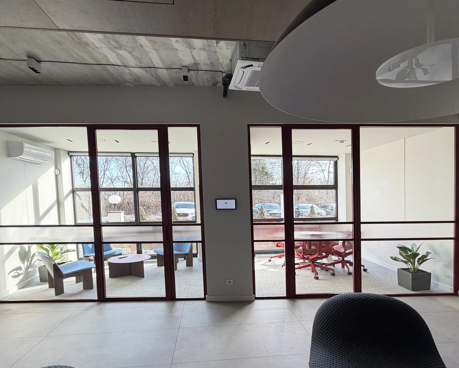 Renovacijos procesas — koridorius su įrengtais LED šviestuvais